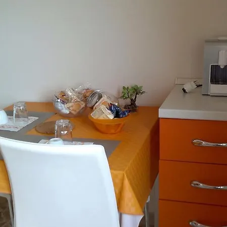 Damareta House